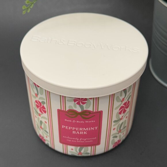 BBW Peppermint Bark Bath & Body Works 3 Wick Candle - Picture 4 of 10